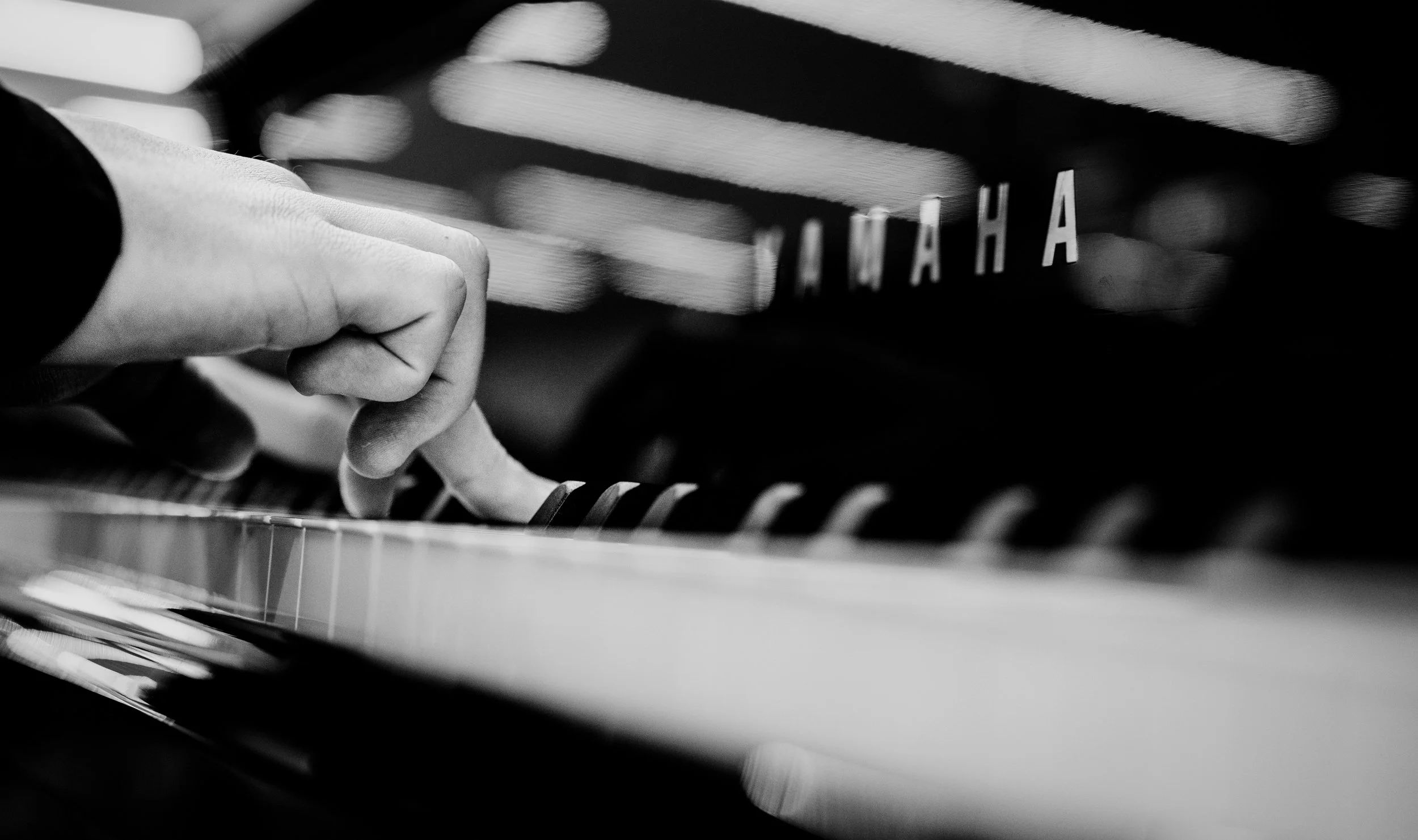 piano player in orly airport