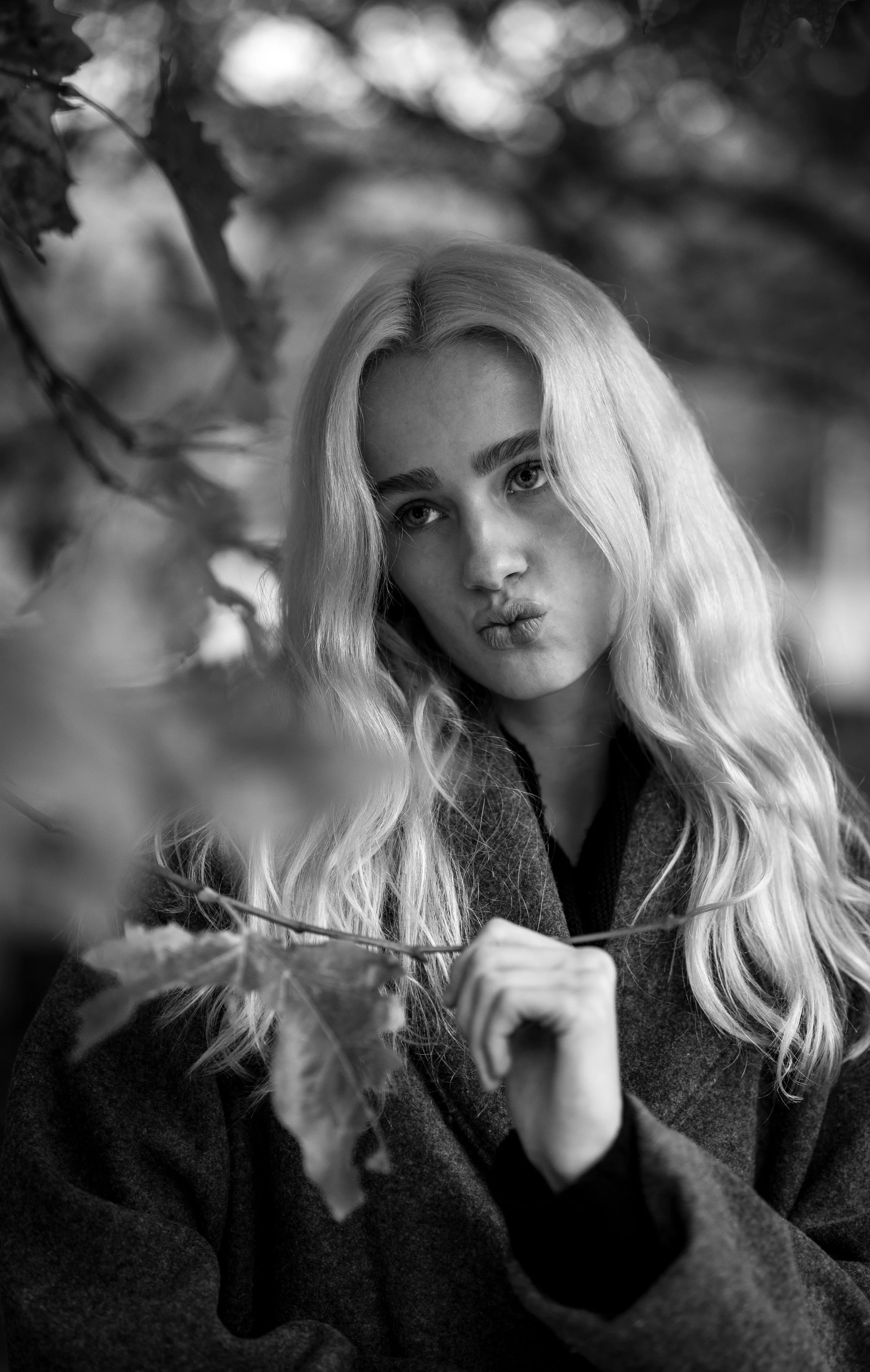 portrait of lara at prinzregentenplatz with natural backlighting